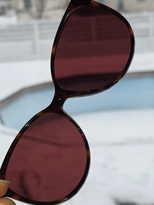 Tommy Hilfiger  - Snygga solglasögon från Tommy Hilfiger i fint skick. Perfekt för dig som vill sticka ut och addera lite edge till din stil. Designen är tidlös. 