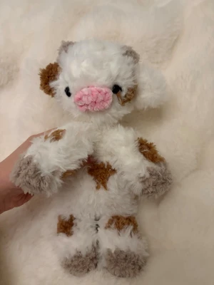 Fluffig vit och brun ko 🐮  - Super gullig fluffig ko ca 27cm. Perfekt som dekoration eller present till någon som älskar söta gosedjur.