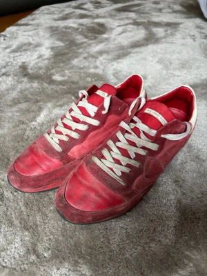 Philippe model skor  - Röda skitcool Philippe model skor i stl 43! I använt skick men fortfarande mycket att ge 🌟skriv vid frågor! 