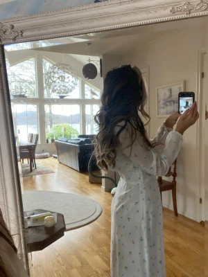 Adoore klänning  - Helt ny, lapparna sitter kvar. Har en konstig fabriksdoft, men försvinner förmodligen genom en tvätt. 