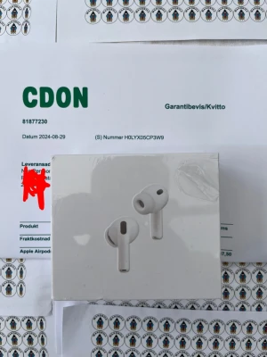 Apple AirPods Pro 3 trådlösa hörlurar - Säljer ett par Apple AirPods Pro 3 i vitt. De är trådlösa in-ear hörlurar med laddningsetui och flera silikonpluppar för bästa passform. Kompatibla med USB-C, Apple Watch, MagSafe och Qi-laddning. Grym ljudkvalitet och brusreducering.