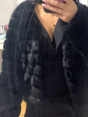 Svart pälsjacka från Gina  - Snygg svart pälsjacka från Gina med kort modell och mjuk, fluffig fuskpäls. Storlek M men känns som S. Pris går att diskutera. 