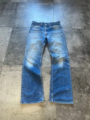 Vintage Bootcut Levis 517 Jeans - tjatja! nu säljer jag mina heeelt otroliga levis 517 bootcuts som har helt fantastiska fades🫡 De drys så alla fades är naturliga👏 strlk står som 33/36 men sitter som 32/34😉 tveka inte på att skriva ifall du har frågor🥹