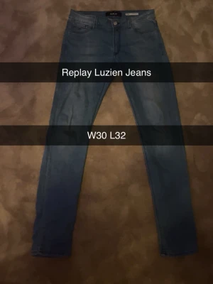 Replay Luzien ljusblå jeans W30 L32 - Snygga ljusblå jeans från Replay, modell Luzien. Klassisk femficksdesign med smal passform och normal midja. Jeansen har diskreta slitningar och är tillverkade i mjukt denimtyg med stretch för extra komfort.