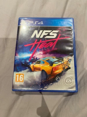 NFS Heat till PS4 - Need for Speed Heat till PlayStation 4, ett racingspel där du kör snabba bilar genom neonupplysta stadsmiljöer. Omslaget är blått med färgstarka bilar och spelet levereras i original plastfodral med skiva och manual. Perfekt för dig som gillar actionfyllda bilspel.