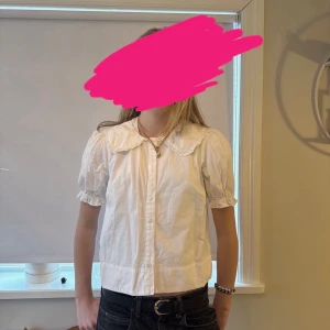 Vit blus med puffärm och spetskrage - Söt vit blus med puffiga korta ärmar. Knappt använd! Lappen är tyvärr borta men stormen S/M