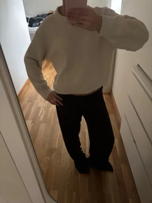 Beige stickad tröja från Zara - Snygg beige stickad tröja från Zara med avslappnad passform och rund hals. Tröjan har ribbade muddar vid ärmslut och nederkant, perfekt för lager-på-lager och enkel att matcha med olika outfits. Använd fåtal gånger men är lite nopprig. 💕💕
