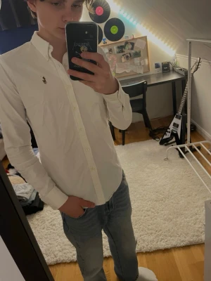 Vit skjorta från Ralph Lauren - Snygg skjorta från Ralph lauren! Skicka till mig om du har frågor! 