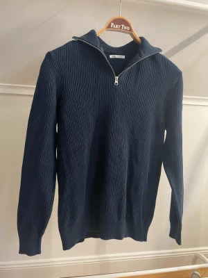 Mörkblå stickad tröja från Zara - Snygg mörkblå stickad tröja från Zara!                         Hör av dig om du har frågor!