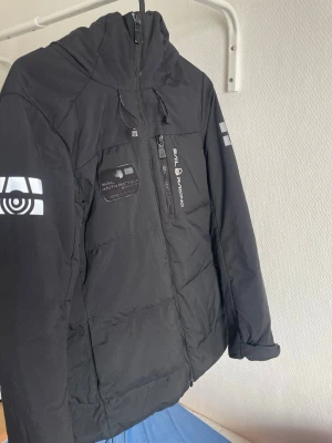 Svart dunjacka Sail Racing - Säljer en svart dunjacka från Sail Racing med bra pris och kvalitet 