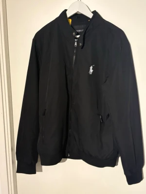Svart vindjacka från Polo Ralph Lauren - Säljer denna snygga Ralphlauren jackan för ett DUNDER pris endast 360 kr. Storlek xxl men skulle även säga att den passar mycket bra på L. Hör av er vid minsta lilla frågan.                                                                           Mvh Brand closet 🤩