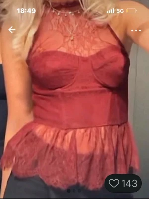 Fest topp från Zara - Snygg vinröd korsett i spets och peplumdetalj. Genomskinlig mesh upptill och vackra spetsmönster. Formade kupor och markerad midja ger en feminin siluett. Perfekt för att skapa en trendig look.