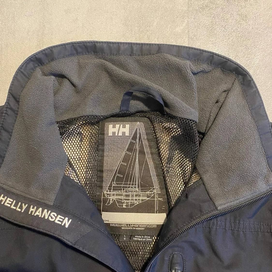 Svart Helly Hansen jacka  - 3