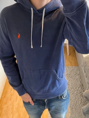 Polo Ralph Lauren Hoodie  - Polo Ralph Lauren Hoodie | Storlek: S, passar dig mellan 180-190 cm | Skick: 8/10, endast ett litet hål vid högra armänden | Bara att skriva vid funderingar✍️
