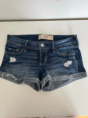 Blå jeansshorts från hollister - Low waist jeans shorts från hollister. Jag skulle säga storleken är som xs/s. 300 är de lägsta ja komemr sälja för då dem aldrig e använda å orginalpriset var 449!💕