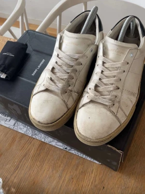 Ysl sneakers - Ett par ysl sneakers i storlek 41, en hel del använda men har mycket kvar att ge, kom gärna med prisförslag!!