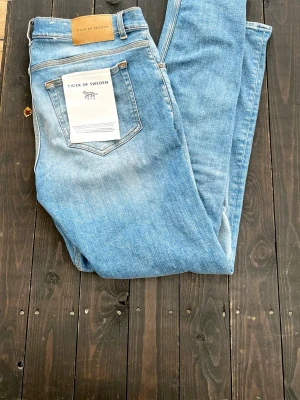 Ljusblå jeans från Tiger of Sweden - Säljer ett par ljusblå jeans från Tiger of Sweden med straight fit. Jeansen har en snygg tvättad look och är tillverkade i stretchigt material. Använda en gång men de passade inte mig så bra. Skriv vid frågor! 😁