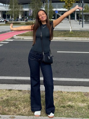 Mörkblå jeans - Mörkblåa jeans från ginatricot, stretchiga i material och passar mig i längd. Har små täcken på användning som typ lösa trådar, skriv ifall ni vill ha bättre bilder på det! Har för mig de är slutsålda. Pris kan diskuteras 💕