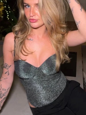 Body från intimissimi - Jätte fin intimissimi body som är svart glittrig. Kollar om de finns intresse för denna då jag inte är helt säker om jag vill sälja den men om nån vill köpa så skriv💕helt oanvänd