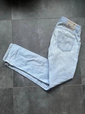 Jacob Cohen jeans  - Tjena, säljer nu dessa riktigt snygga och populära Jacob cohensen, de är i använt skick som syns på bilderna men fortfarande helt användbara, modellen är 622, modellen på bilden är 180 cm och väger 65 kg, hör av er vid frågor och funderingar🙌🤝 