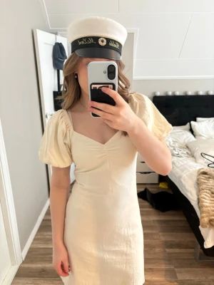 Studentklänning - Klänning från Nakd som passar perfekt som studentklänning. Den är krämvit/offwhite i färgen precis som på bilderna. Storlek 32. Aldrig använd.