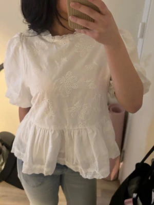 VIT detalj blus - En jätte fin blus från MEET ME THERE. Helt ny och taggen är kvar. Stl XXS/XS. Pris kan diskuteras och ställ gärna frågor 