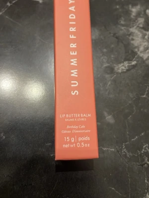 Summer Fridays Lip Butter Balm Birthday Cake - Lip Butter Balm från Summer Fridays i smaken Birthday Cake. Förpackningen är rosa och innehåller 15 g. Vegansk formula och mjukgörande konsistens som ger läpparna en härlig känsla. Perfekt för dig som vill ha ett lyxigt läppbalsam med söt doft.