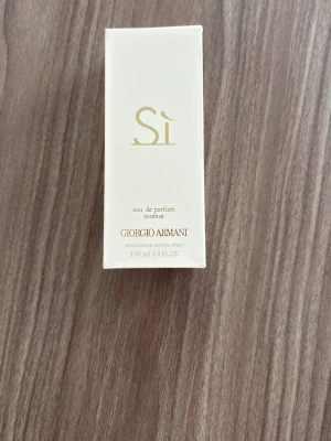 Giorgio Armani Sì EdP Intense 100ml - Giorgio Armani Sì Eau de Parfum intense. Säljer pga jag fick dubbletter i present. 100ml oanvänd 