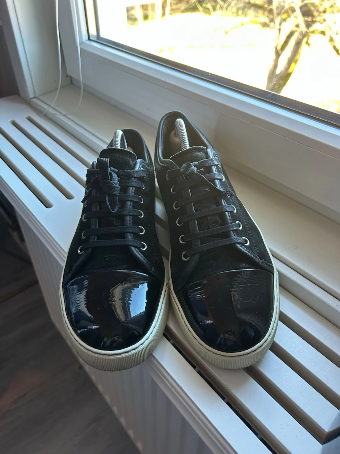 Svarta sneakers med glans  - 2