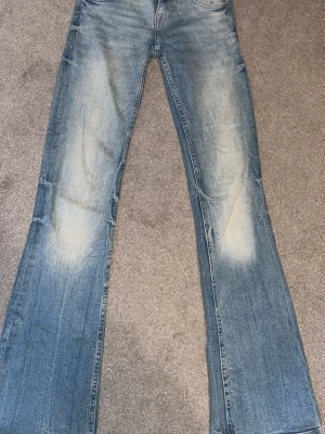Blå utsvängda jeans från Bershka - Snygga blå jeans från Bershka, dom är low waist och bootcut, typ helt oanvända och storlek är xs-s