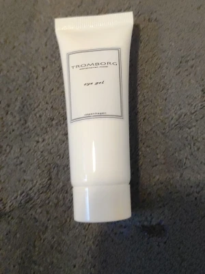 Tromborg Eye Gel - Fräsch ögongel från Tromborg i en stilren vit tub. Perfekt för att pigga upp området runt ögonen och ge en återfuktande känsla. Enkel att applicera och smidig att ha med i väskan.