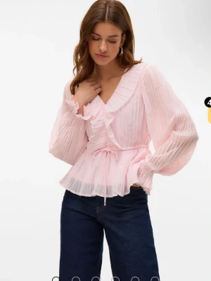 Ljusrosa volangblus med knytband - Säljer denna rosa volang blus som knappt är använd, men är väldigt fin till allt möjligt💗(köp med instabox)