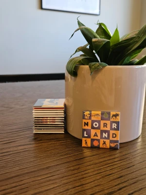 Kylskåpsmagnet Norrland - Available in size 50x50mm. All magnets are designed and handmade by me. I use materials that are a mix of new and second hand. I aim to send orders within 24 hours with Postnord, Bring or Early Bird. Follow me on Vinted and Insta. Insta: magnet.man  /Magnet man 🧲