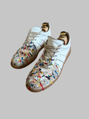 Maison margiela gats storlek 42 - Säljer dessa gats som är mycket bra skick, förutom repan där bak. Storlek 42. 😀