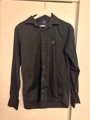 Svart skjorta från Ralph Lauren - Säljer en svart skjorta från Ralph Lauren. Mycket bra skick. Storlek S. Skriv vid frågor!