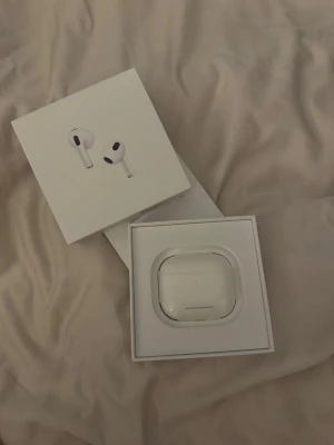 Apple AirPods 3 - Apple Lightning kabel + kvitto - Säljer mina Apple AirPods 3 i mycket fint skick. De fungerar perfekt. Både Apple Original laddare ingår + kvitto som visar mina uppgifter (bevis på att jag köpt dem). Fodralet är repigt såklart men fungerar utmärkt!  Perfekta för musik, samtal och träning med fantastiskt ljud och aktiv brusreducering.  ✅ Originalkartong ingår ✅ Original Apple Lightning-kabel ingår ✅ Fullt fungerande ✅ Mycket fint skick ✅ Återställda och redo för ny ägare  AirPods är enkla att koppla till iPhone och andra Apple-e