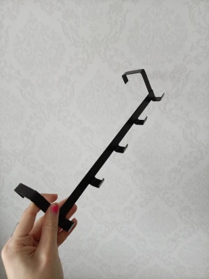 Svart kroklist i metall - Praktisk svart kroklist i metall med fem krokar, perfekt för att hänga upp väskor, jackor eller accessoarer. Enkel att hänga över en dörr eller på en kant. Stilren och smidig lösning för extra förvaring i hemmet.