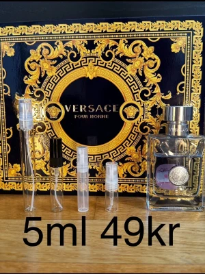Versace Pour Homme - Versace Pour Homme ✨ En fräsch och ren klassiker – lätt, citrusig och väldigt “clean”. Perfekt vardagsdoft som alltid funkar. Doften känns fräsch, sportig och stilren. Perfekt för gymmet.  ☀️ Passar bäst: vår, sommar  ✨ För dig som vill dofta fräscht och snyggt.  🔥 Rekommenderar bundle – 15+ andra exklusiva parfymer finns.  Priser: 2ml – 19kr 3ml – 29kr 5ml – 49kr 10ml – 79kr  💎 1 ml ≈ ca 20st sprays