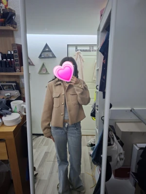 Beige/ljus brun kappa från Zara - Säljer en beige/ljus brun kappa från Zara. Kappan passar väldigt bra nu till våren. Aldrig använd eftersom köpte men har så många jackor och kappor så den har tyvär inte komit till användning. Ny pris 559kr