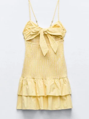 Gul volangklänning med rosett från zara - Söt kort gul klänning från Zara(går ej att köpa längre). Aldrig använt(förutom när jag tog bilderna) och är helt i nyskick. Säljer för att jag är för lång💞😇(säljer dyrt eftersom den aldrig kommit till användning)