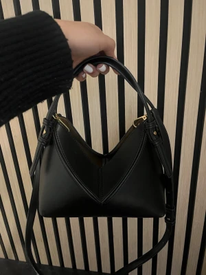 Svart handväska med axelrem - Snygg svart handväska från zara. Väldigt bra skick!! Fraktar snabbt, pris kan diskuteras😇