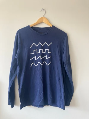Blå tröja med ljudvågor 💙 - Säljer en offbrand långärmad med ljudvågor. I storlek M, visst slitage på trycket. 💙