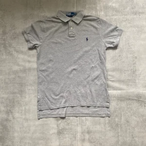 Grå Polo Ralph Lauren pike  - Jag Säljer en fet pike från Polo Ralph Lauren| skicket på tröjan är bra 8/10 | storlek M | ny pris 2000: mitt pris är 349 | skriv vid frågor och funderingar      