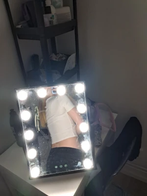 Vit croppad topp med fyrkantig ringning - Snygg vit croppad topp med korta ärmar och fyrkantig ringning. Perfekt att matcha med höga jeans eller kjol för en trendig look. Tunn och mjuk i materialet, sitter tight och framhäver midjan.