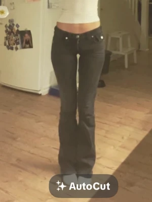 True religion jeans - Säljer ett par bootcut jeans med låg midja och klassisk femficksdesign. Jeansen har en snygg utsvängd passform som ger en retrovibe och passar perfekt till olika stilar. Materialet känns mjukt och följsamt, troligen bomull med stretch. Vill också meddela att jag har sytt om byxorna lågmidjade!