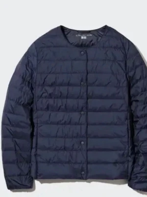 Mörkblå lätt dunjacka Uniqlo - Jätte fin tunn mörkblå jacka! Använder aldrig och är i superbra skick, perfekt till våren!