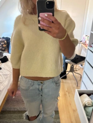 Superfin stickad t shirt - En jättefin ljusgul stickad t shirt från Zara som passar xs till m💗