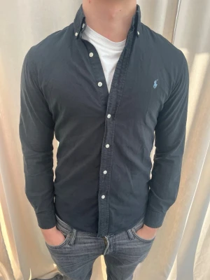 Skjorta från Ralph Lauren - Riktigt snygg skjorta från Ralph Lauren. Strl S, personen på bilden är 184 cm lång. Skicka gärna prisförslag. Kika in min profil för mer schyssta plagg.