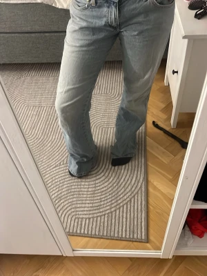 Ljusblå bootcut jeans - Säljer ett par ljusblå bootcut jeans med låg midja. Står ingen storlek men skulle säga ungefär S eller XS men dem är väldigt långa! Men går ju att sy in 
