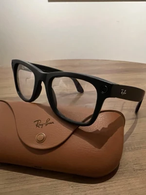 Ray-Ban Wayfarer meta  - Knappt använda Ray Ban Wayfarer meta (gen 1) glasögon. Matt svarta bågar med gradient grafit polariserade glas samt en uppsättning transitions glas som är genomskinliga tills du går ut i solen och då blir dom mörka. 